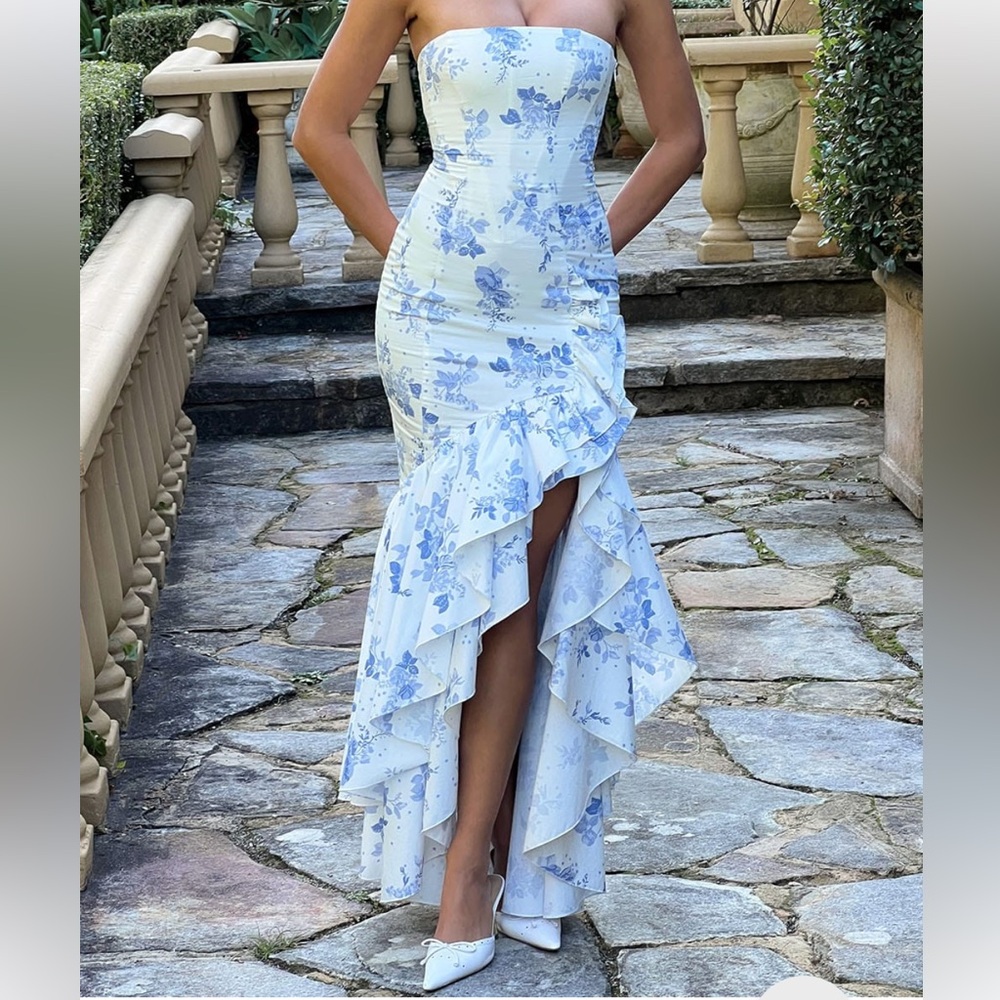 .  Angelina Maxi Dress - Blue Floral Print size 
L